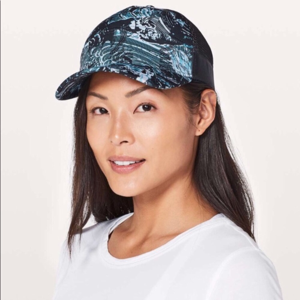 Lululemon Dash and Splash Cap Eternal Wave Black